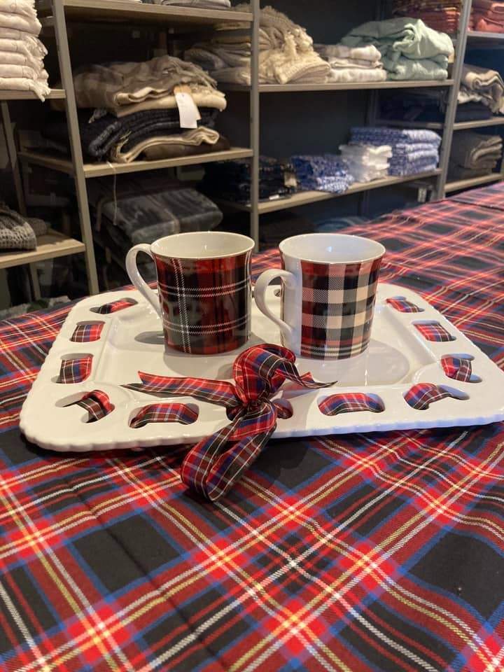Plateau de service rectangulaire en céramique blanche avec un ruban tartan et des tasses assorties Saint-Denis