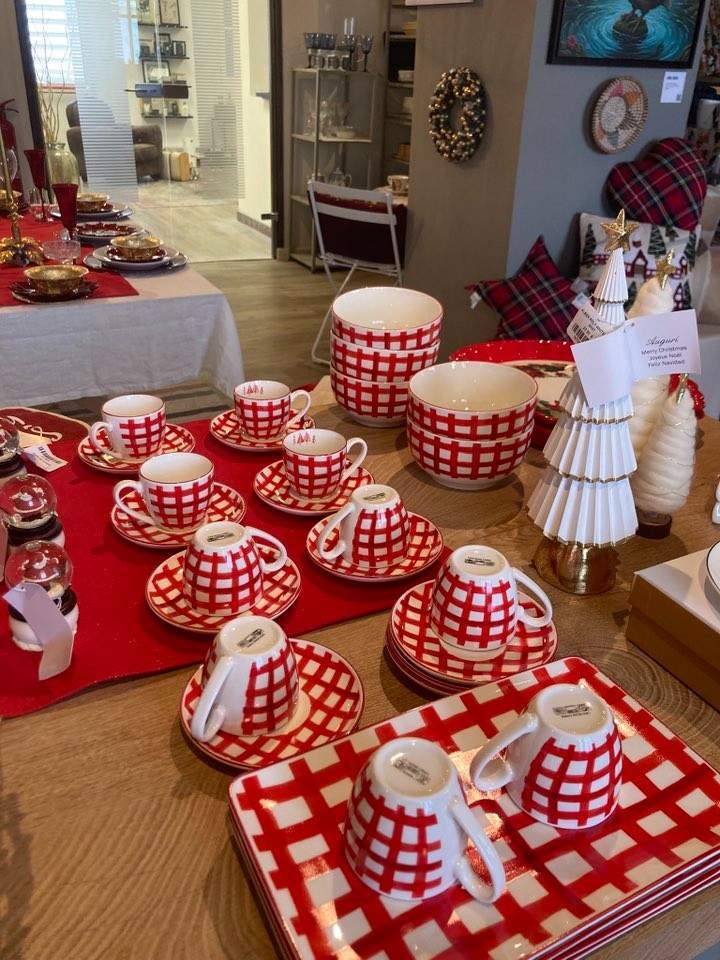 Tasses et plats de la marque Zara Home avec un motif à carreaux rouges Saint-Denis